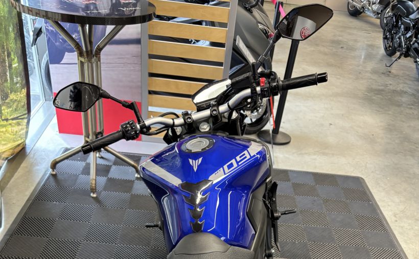YAMAHA MT-09 4
