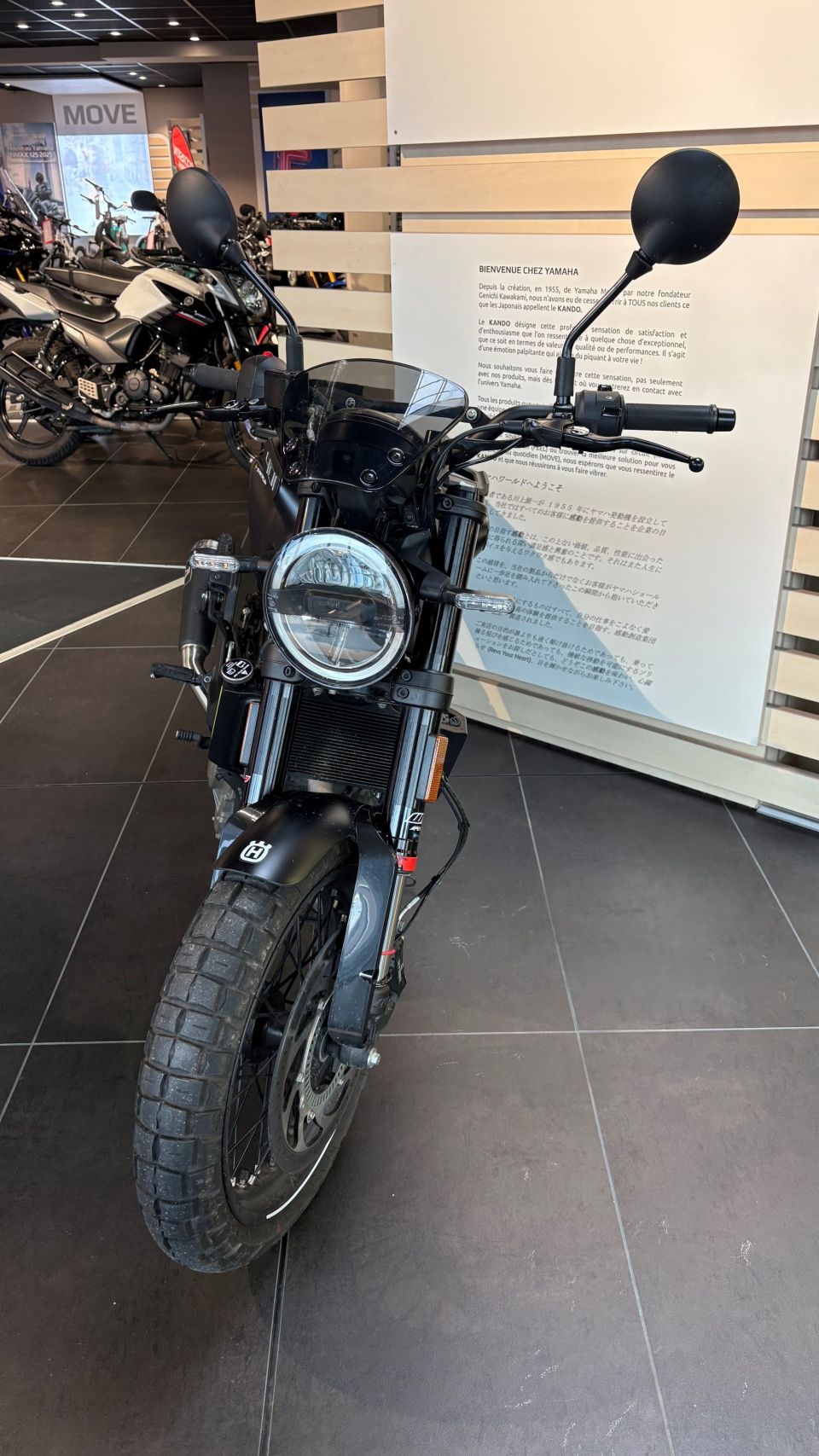 HUSQVARNA SVARTPILEN 401 2