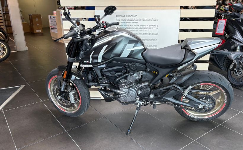DUCATI MONSTER 900 3