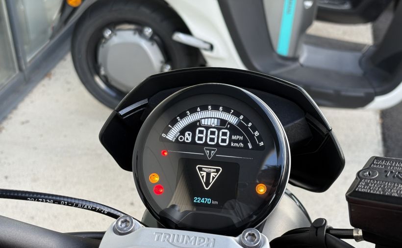 TRIUMPH TRIDENT 660 6