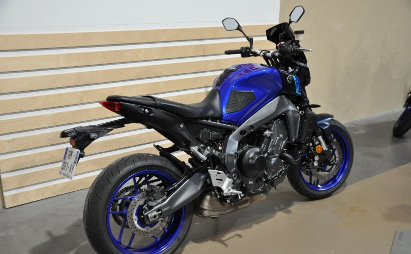 YAMAHA MT-09 4