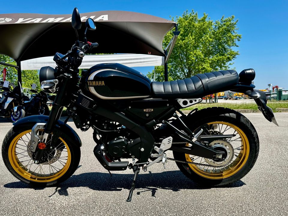YAMAHA XSR 125 Legacy 3
