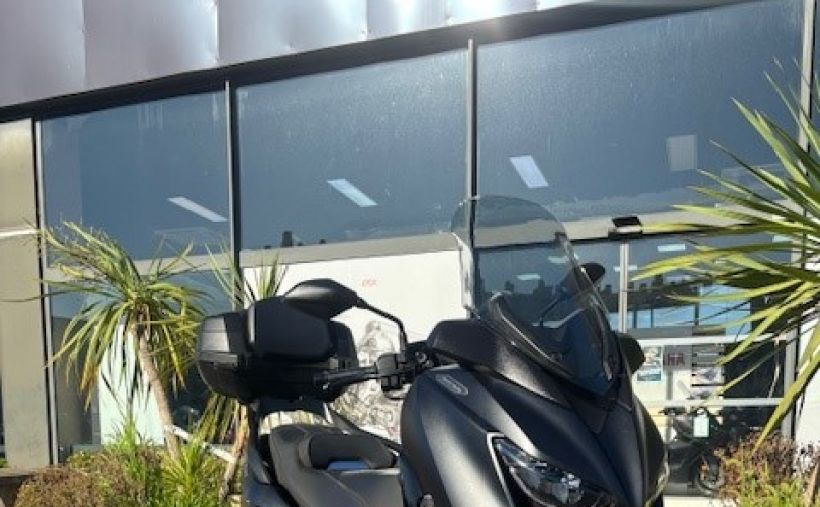 YAMAHA XMAX 300 0