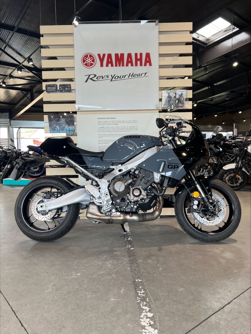 YAMAHA XSR 900 GP 4
