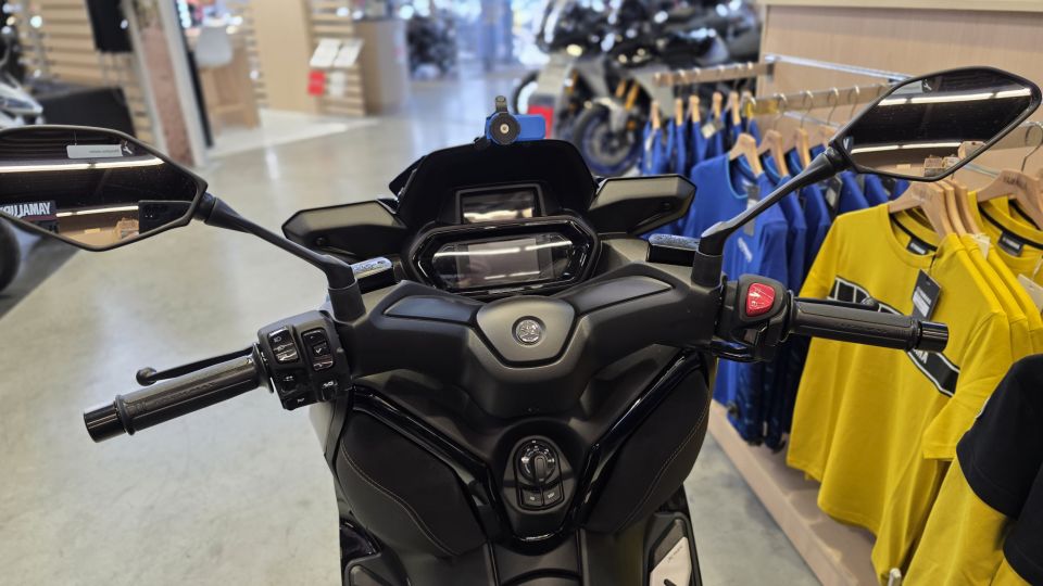 YAMAHA XMAX 300 Tech Max 8