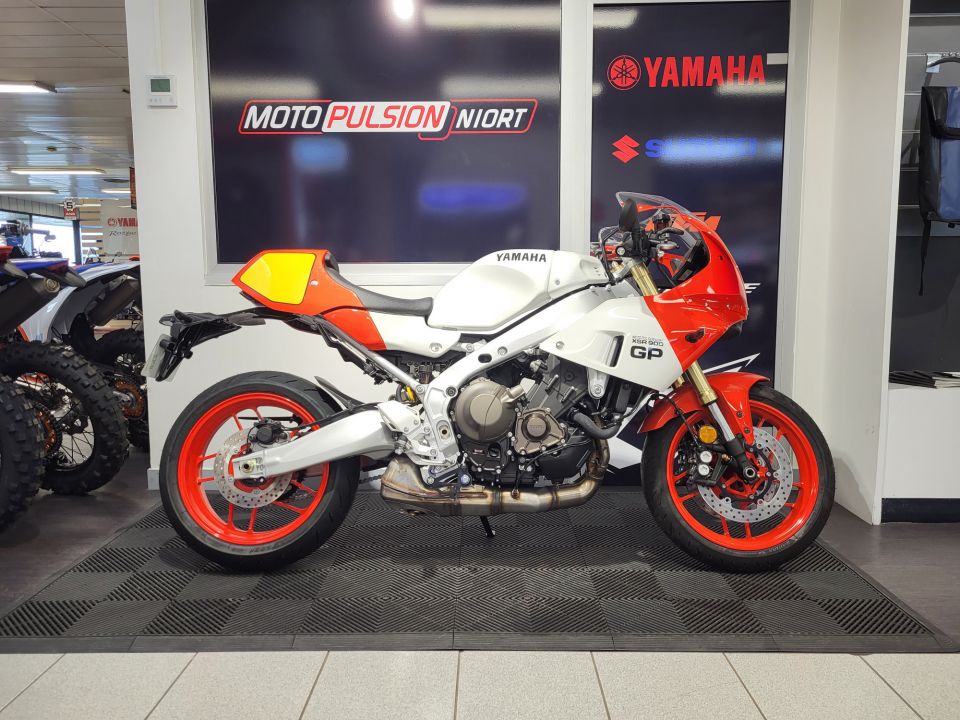 YAMAHA XSR 900 GP 6