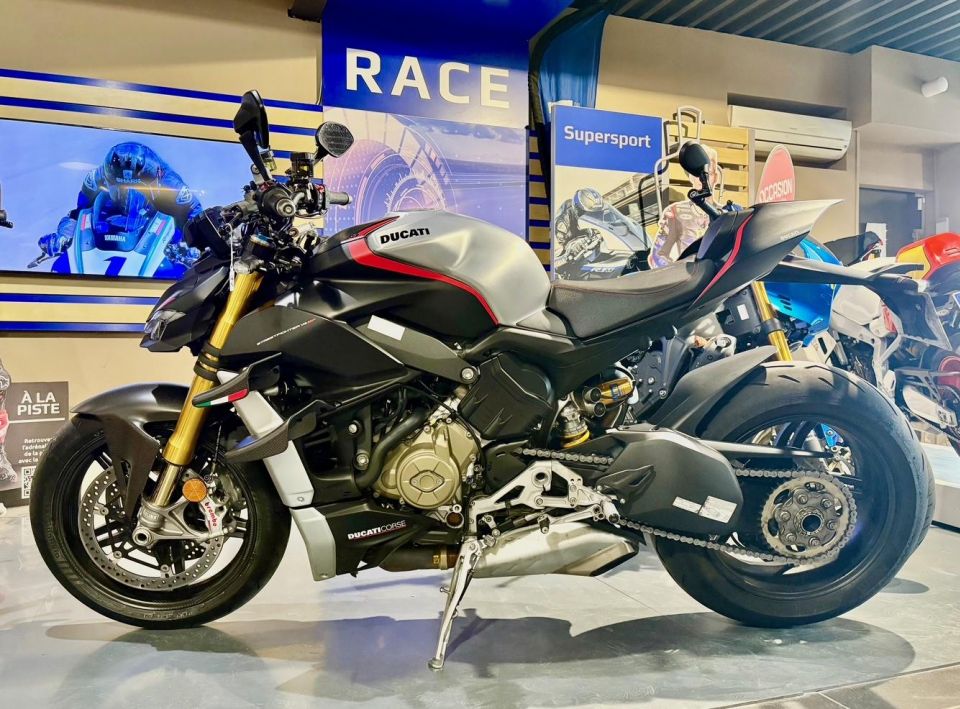 DUCATI STREETFIGHTER V4S 1