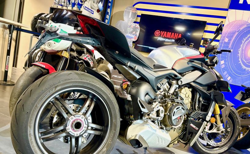 DUCATI STREETFIGHTER V4S 2