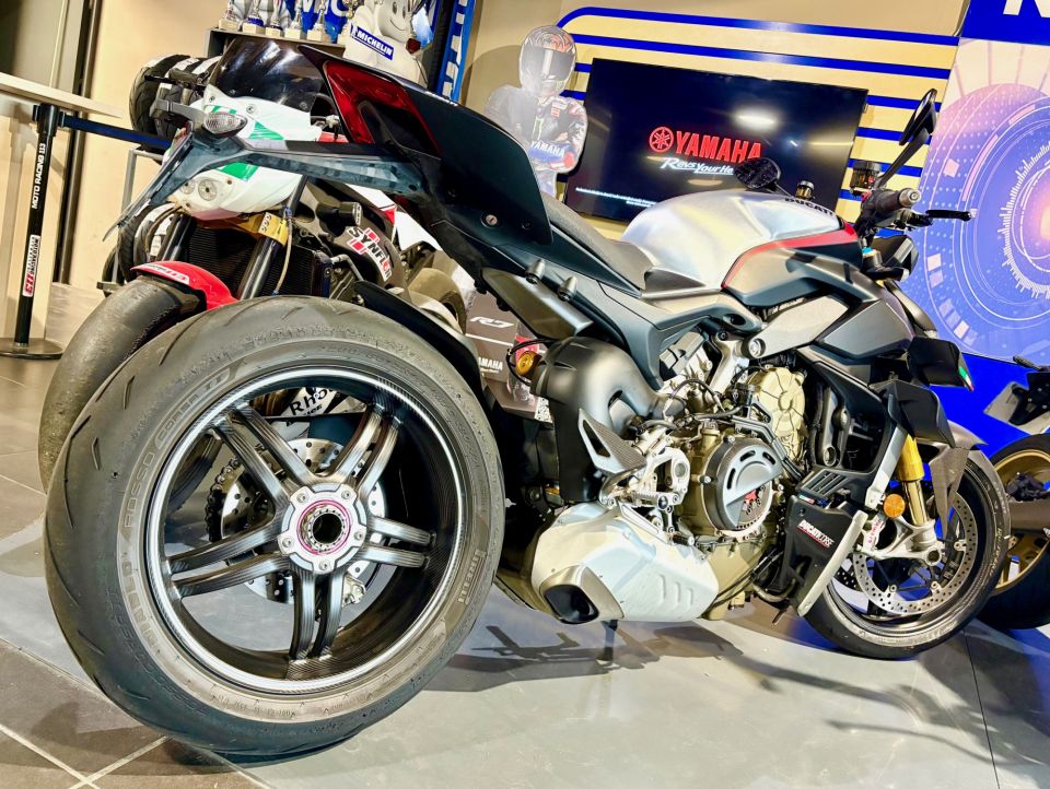 DUCATI STREETFIGHTER V4S 2