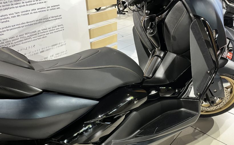 YAMAHA XMAX 300 Tech Max 1