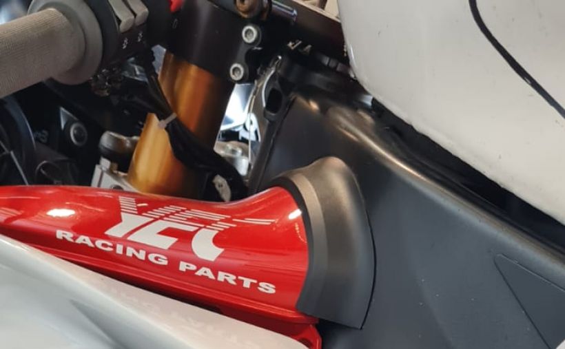 YAMAHA YZF 1000 R1 6