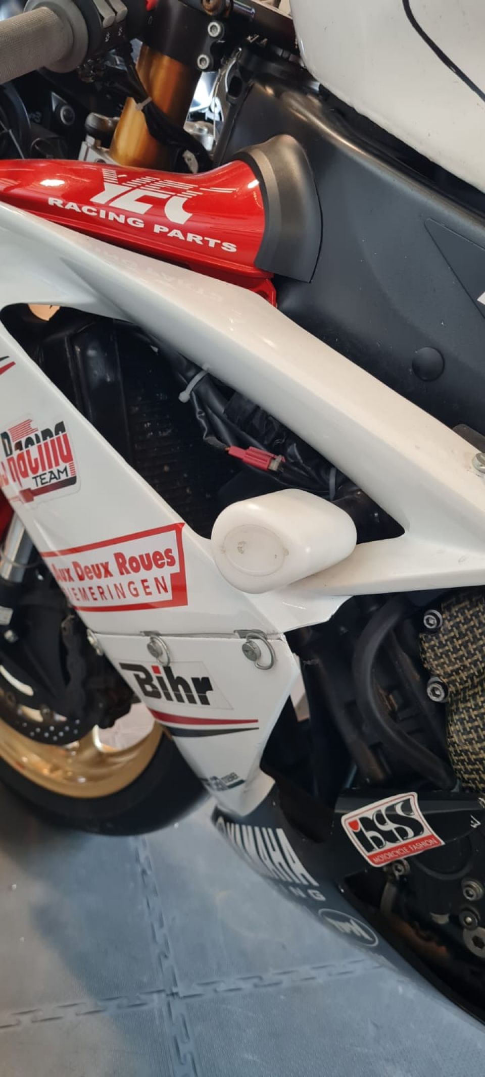 YAMAHA YZF 1000 R1 6