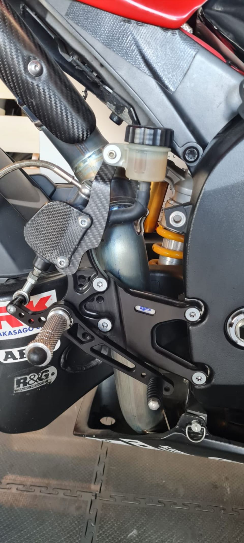 YAMAHA YZF 1000 R1 16