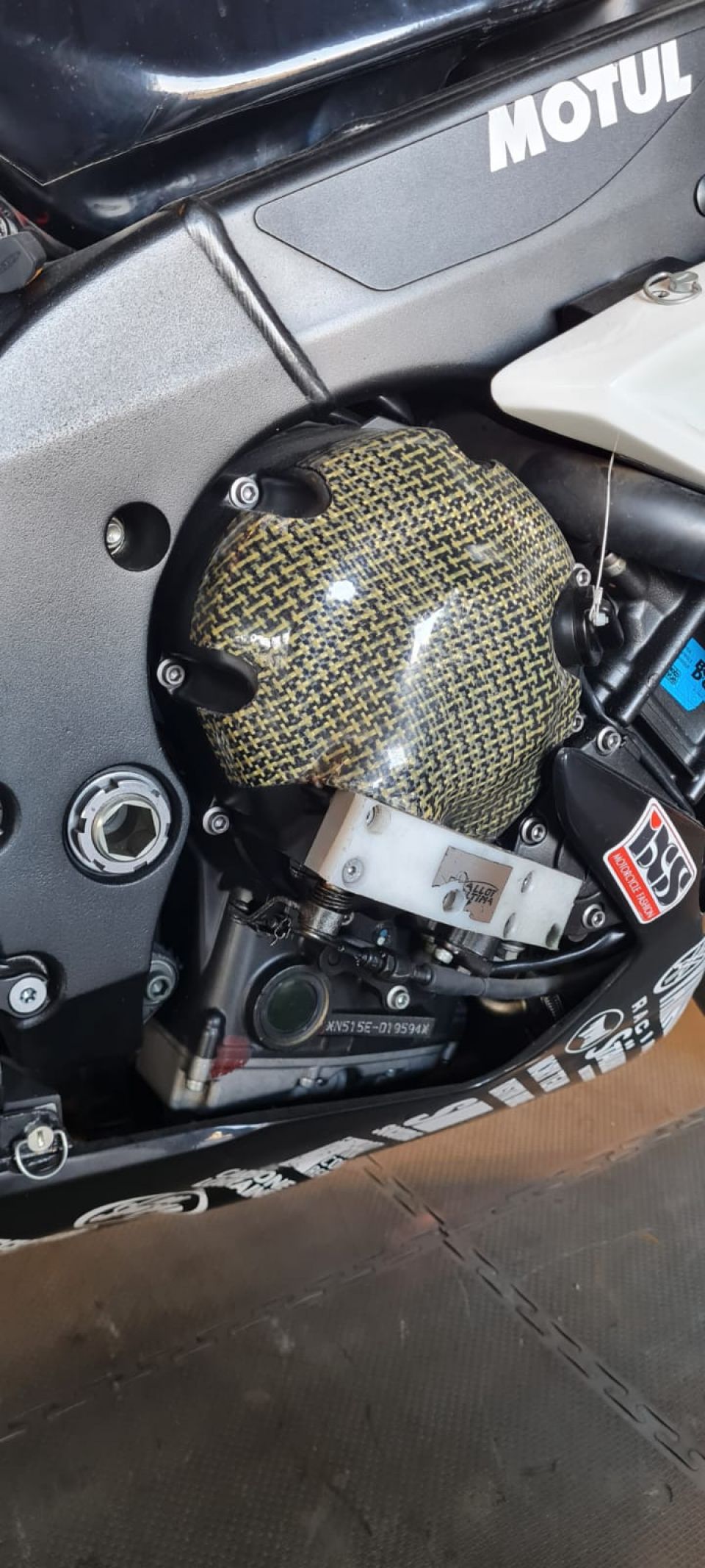 YAMAHA YZF 1000 R1 17