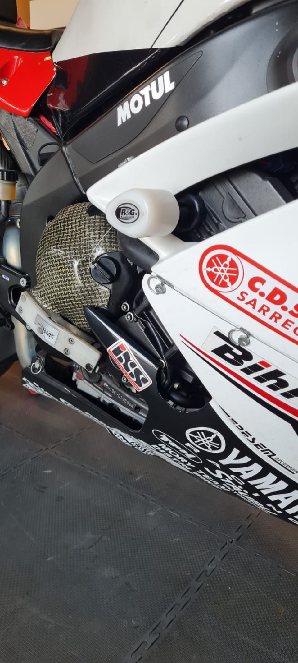 YAMAHA YZF 1000 R1 18