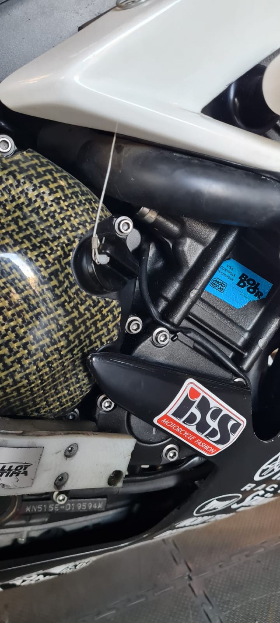 YAMAHA YZF 1000 R1 26