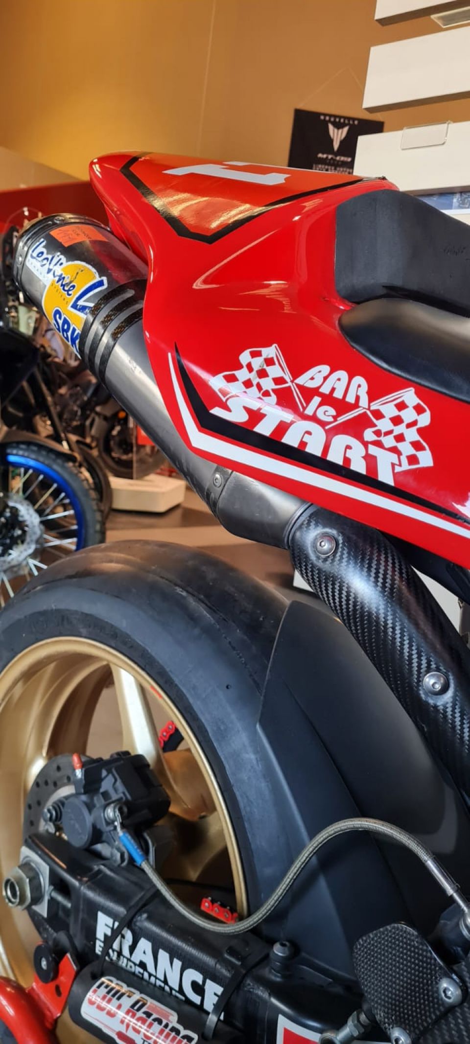 YAMAHA YZF 1000 R1 27