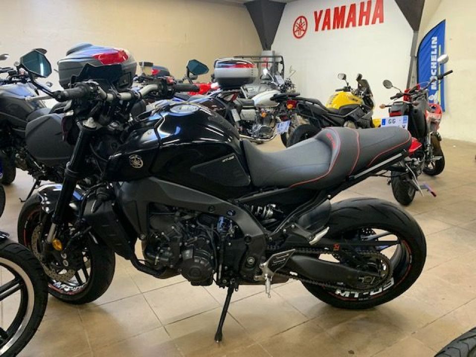 YAMAHA MT-09 4