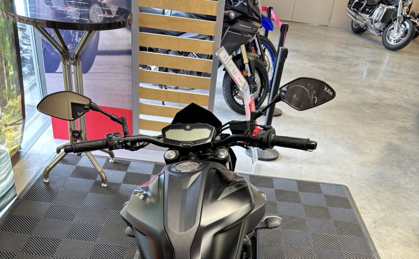 YAMAHA MT-07 4