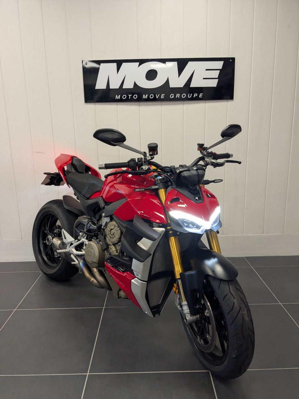 DUCATI STREETFIGHTER V4S 1