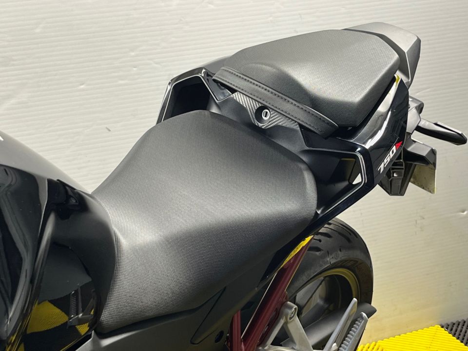 HONDA CB 750 HORNET 54