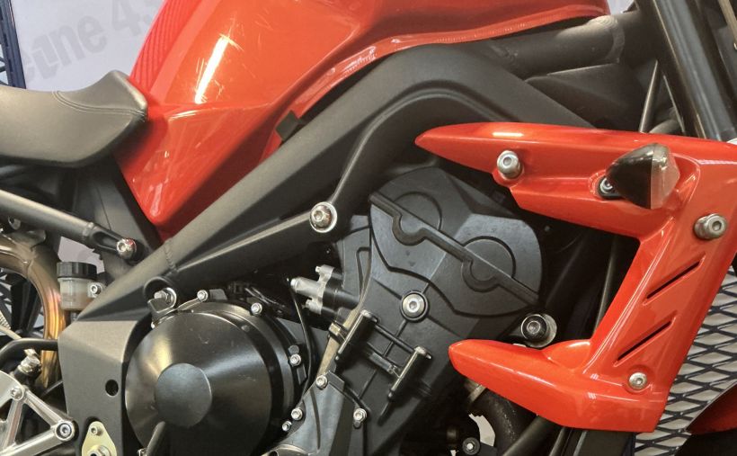 TRIUMPH STREET TRIPLE 675 R 9