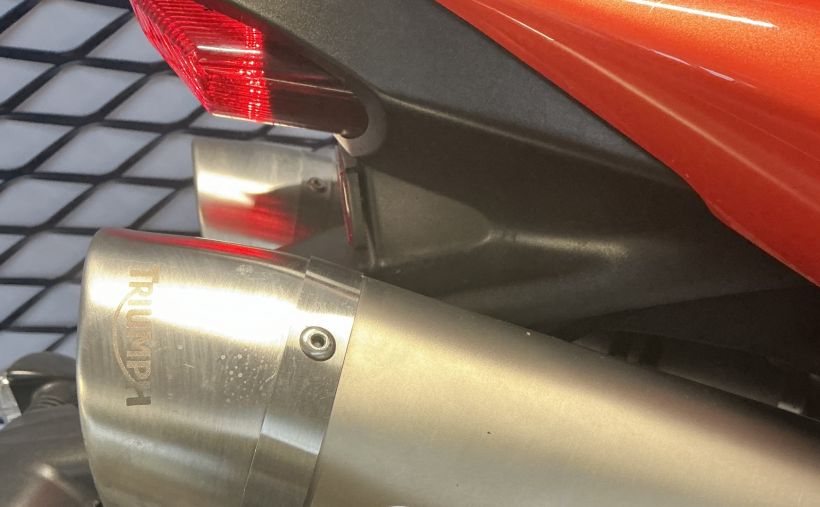 TRIUMPH STREET TRIPLE 675 R 18