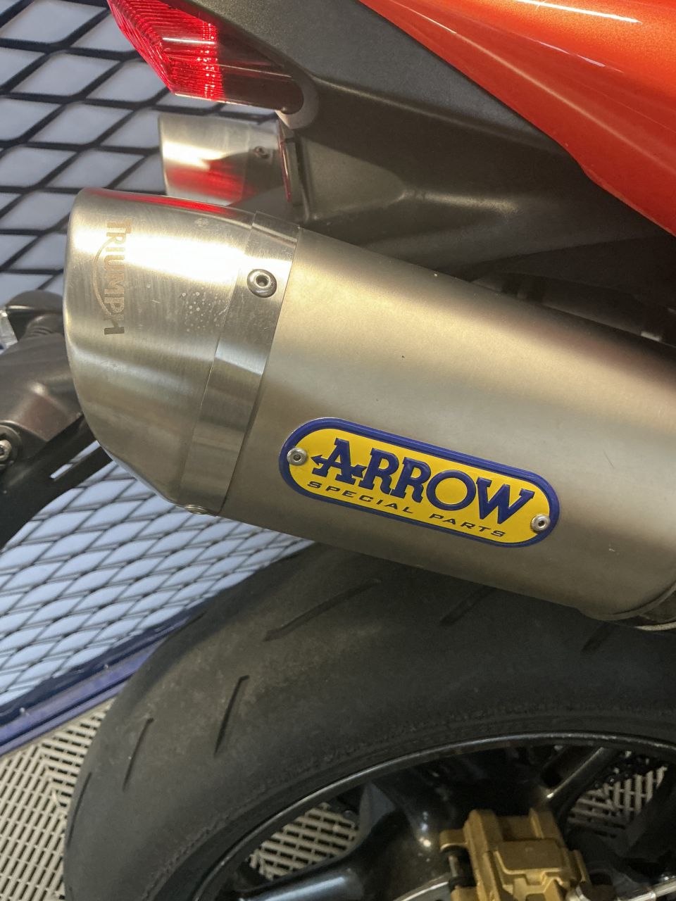 TRIUMPH STREET TRIPLE 675 R 18