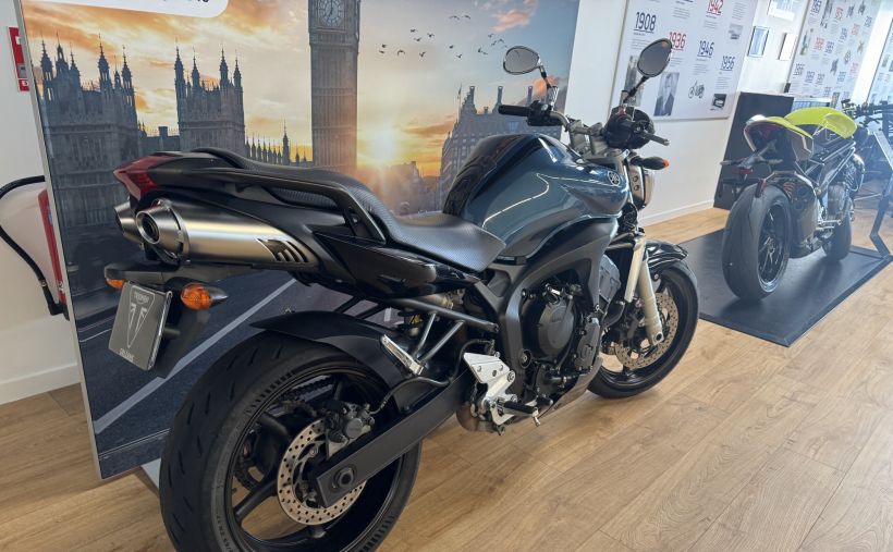 YAMAHA FZ6 (98CV) 2
