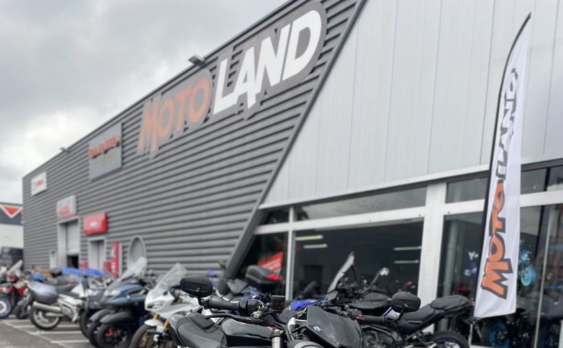 TRIUMPH STREET TRIPLE 765 RS 1
