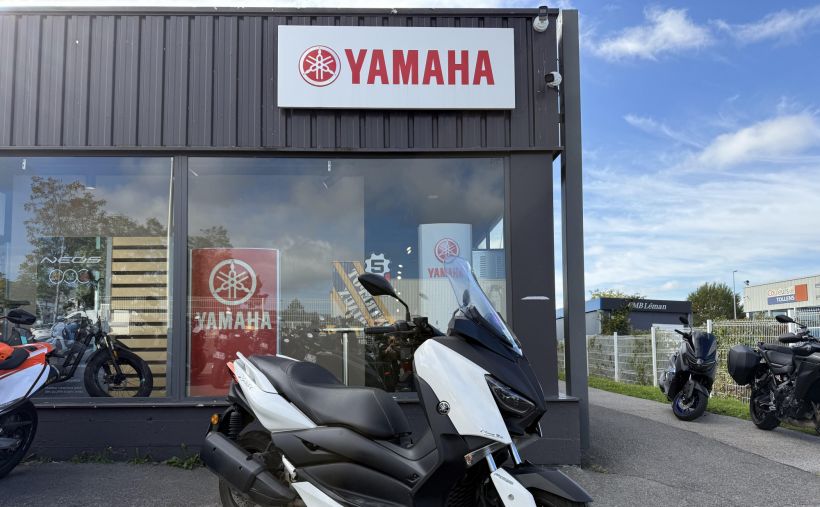 YAMAHA XMAX 300 0