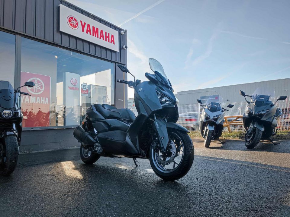 YAMAHA XMAX 300 0