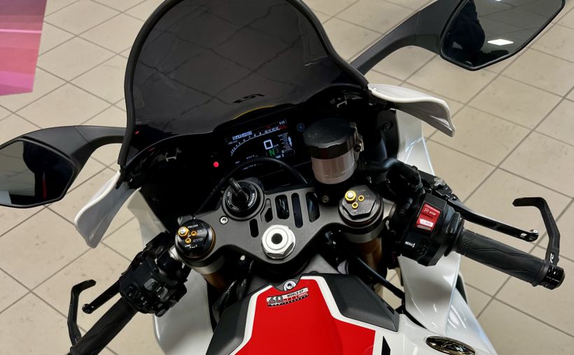 YAMAHA YZF 1000 R1 60TH 15