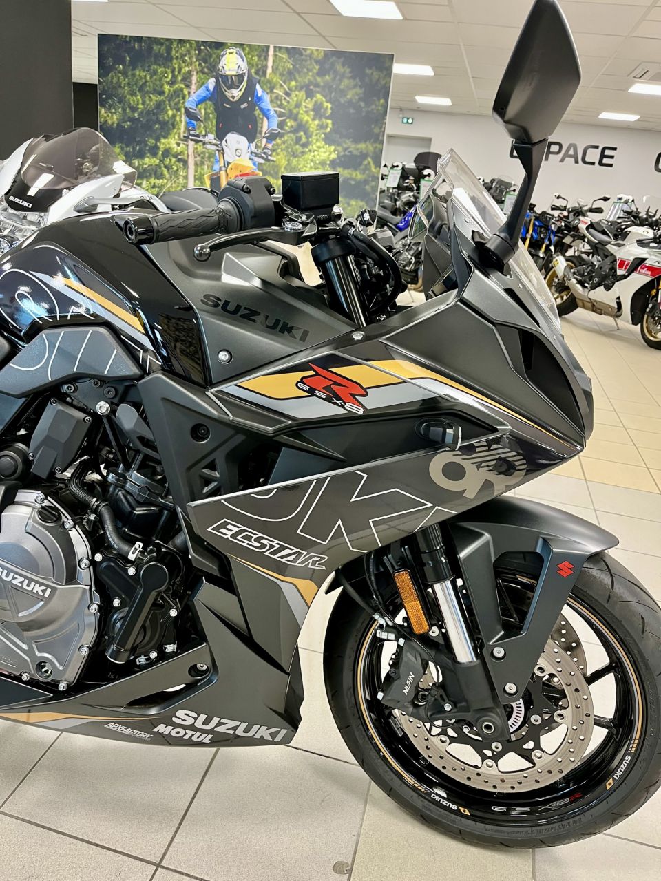 SUZUKI GSX-8R 10