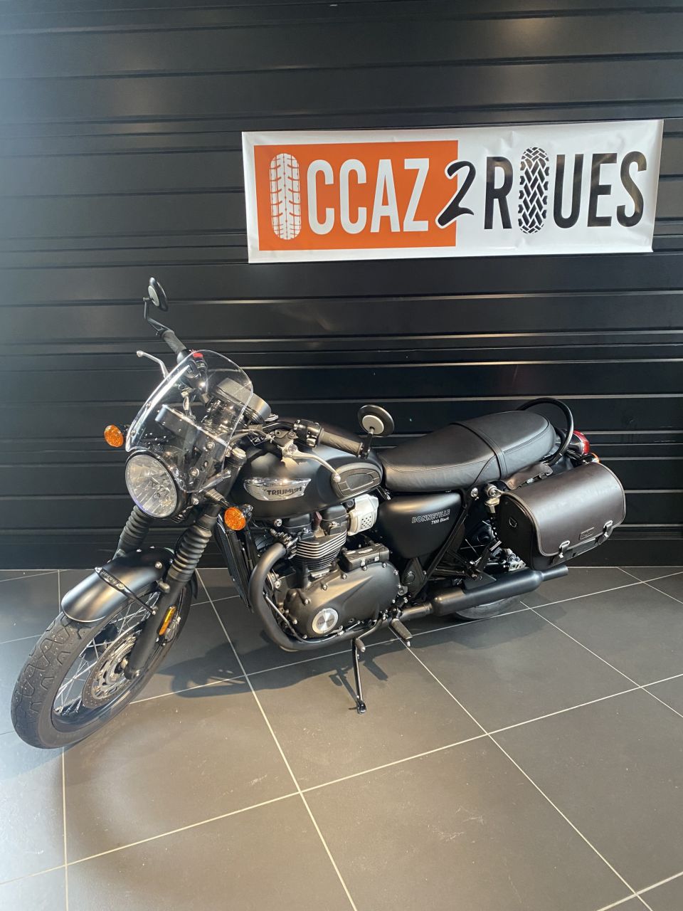 TRIUMPH Bonneville T100 2