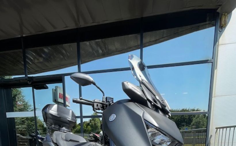 YAMAHA XMAX 300 0