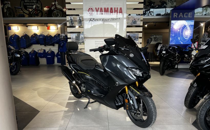 YAMAHA T-MAX 560 AKRAPOVIC 20E ANNIVERSAIRE 199€/MOIS* + DE 4800€ D'EQUIPEMENT GTIE 12 MOIS 1