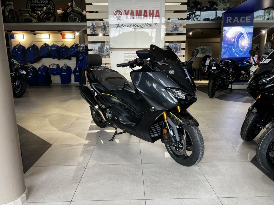 YAMAHA T-MAX 560 AKRAPOVIC 20E ANNIVERSAIRE 199€/MOIS* + DE 4800€ D'EQUIPEMENT GTIE 12 MOIS 1