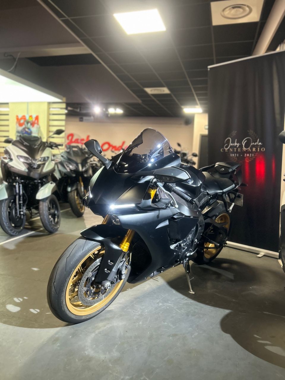 YAMAHA YZF 1000 R1 1