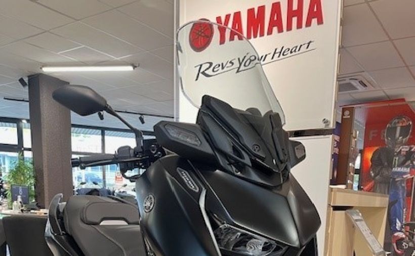 YAMAHA XMAX 300 Tech Max 1