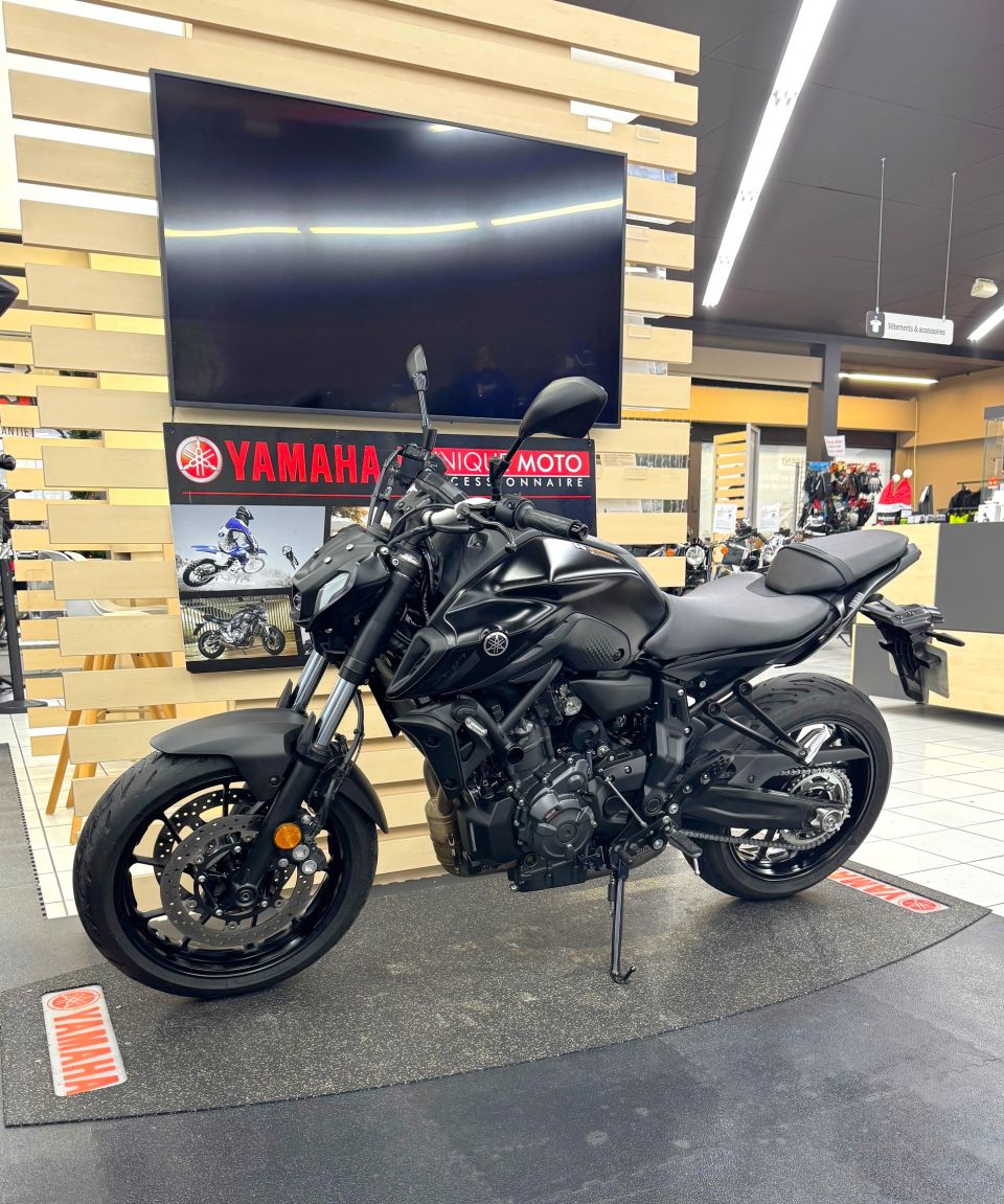 YAMAHA MT-07 3