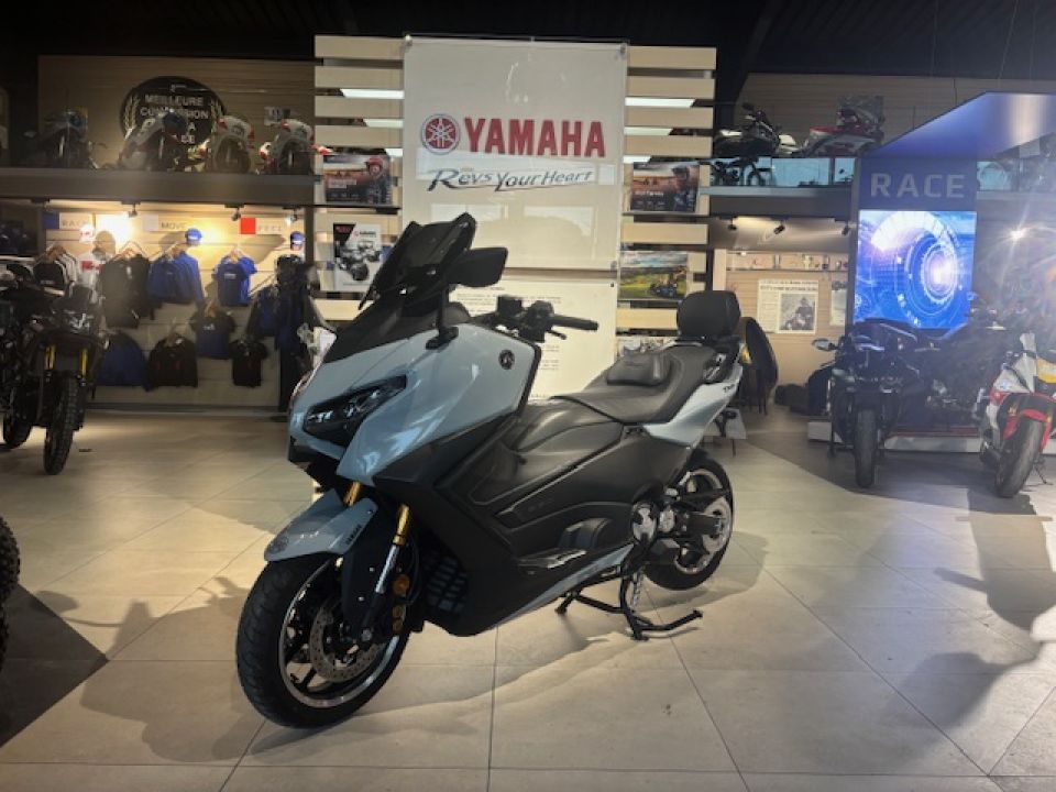 YAMAHA XP T-MAX 560 TECH MAX 25 215€/MOIS* +DE 6900€ D'EQUIPEMENT  GTIE CONSTRUCTEUR 04/2030 3