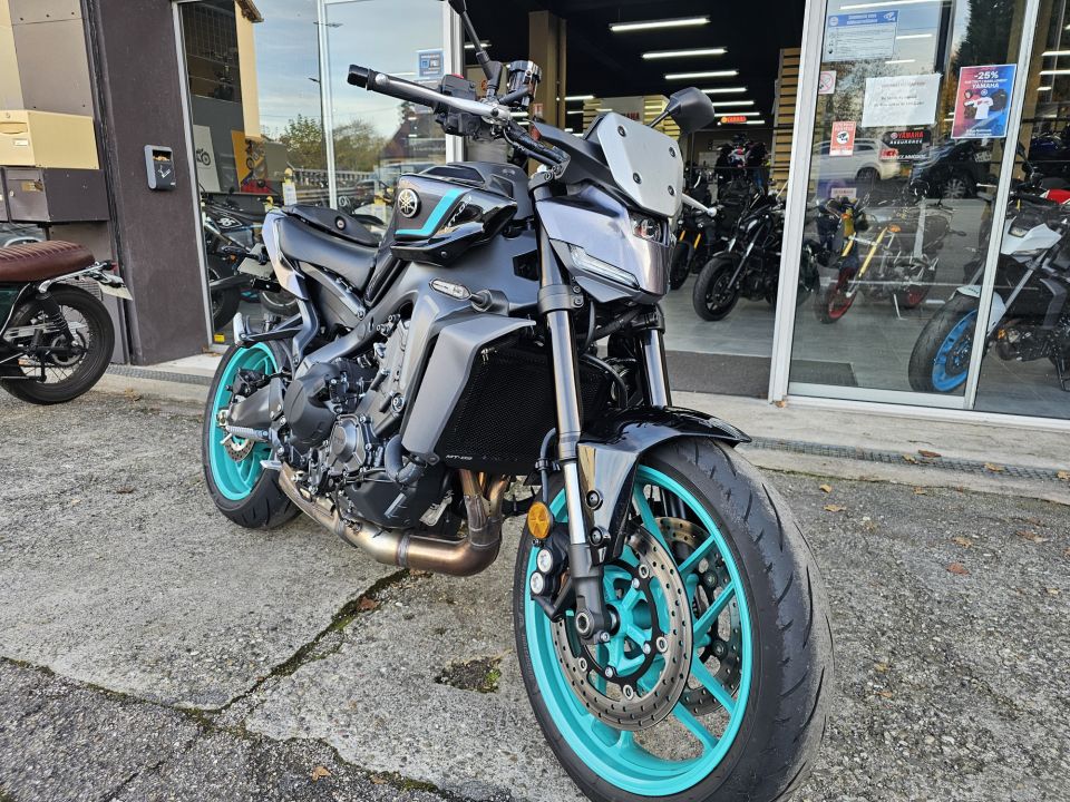 YAMAHA MT-09 4