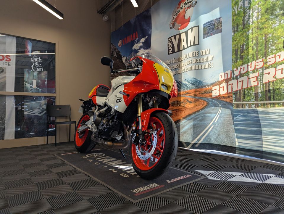 YAMAHA XSR 900 GP 1