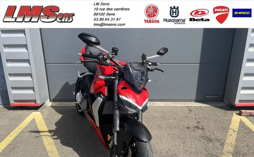 DUCATI STREETFIGHTER V2 1