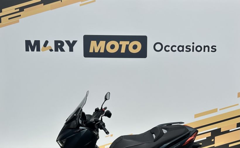 YAMAHA XMAX 300 Tech Max 1