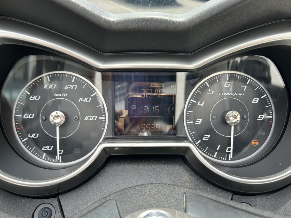 YAMAHA XMAX 300 Tech Max 39