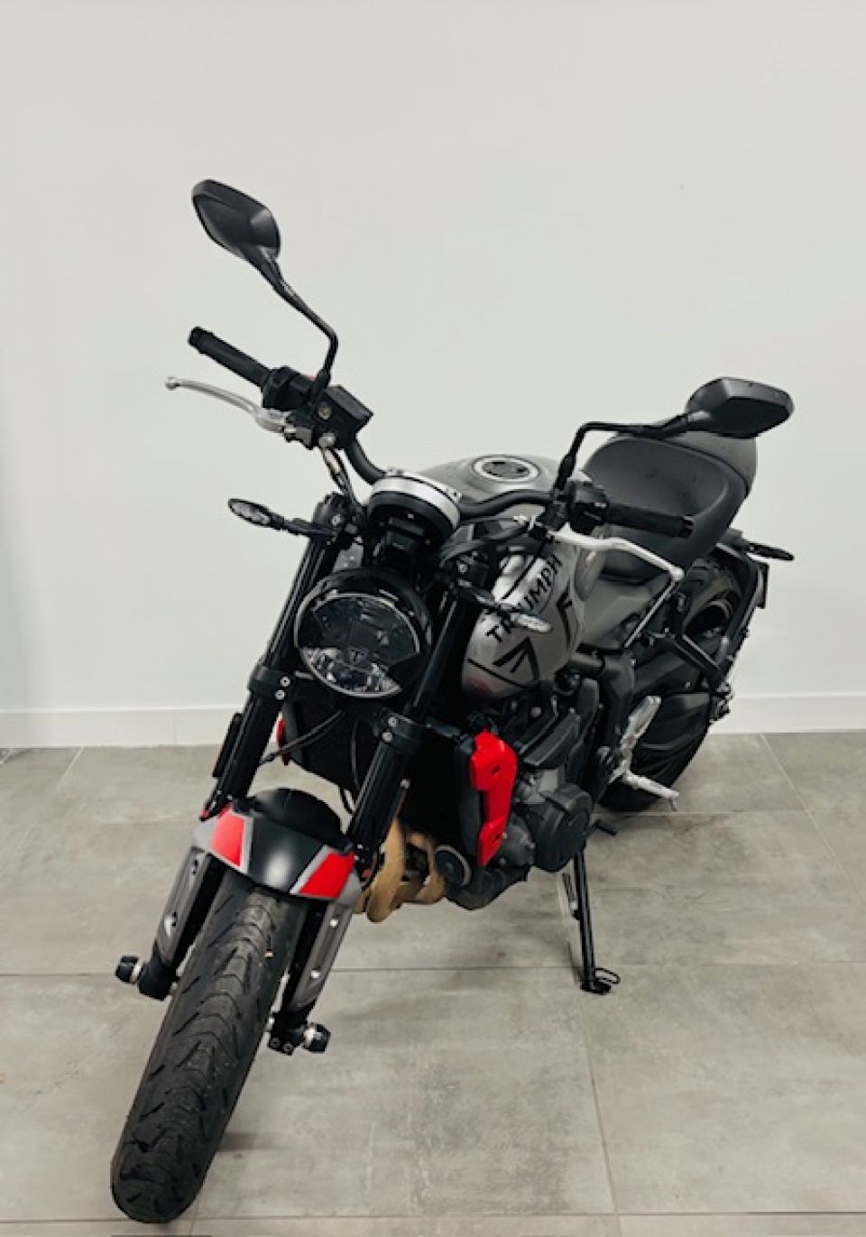 TRIUMPH TRIDENT 660 2