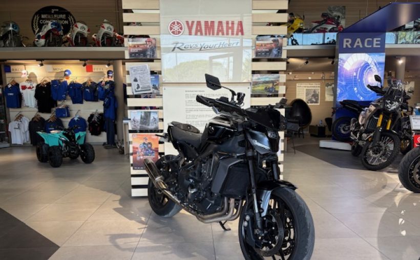 YAMAHA MT-09  Y-AMT AKRAPOVIC 148€/MOIS* +DE 3000€ D'EQUIPEMENT  GARANTIE CONSTRUCTEUR 09/26 1