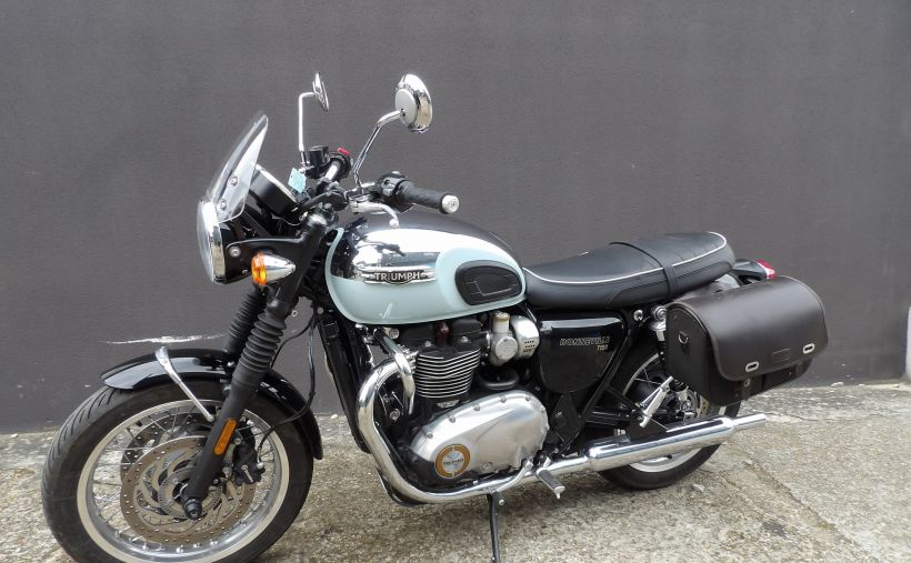 TRIUMPH BONNEVILLE T120 3